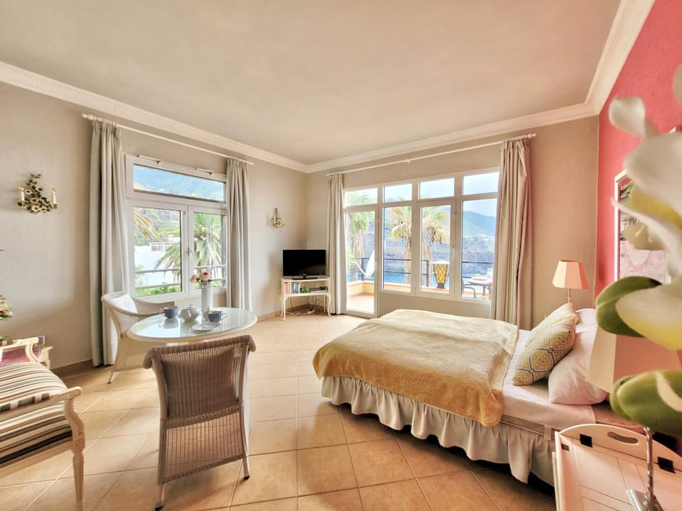 Bed, TV and multimedia, Living room, Photo of the whole room, Seating area, Bedroom, hair dresser