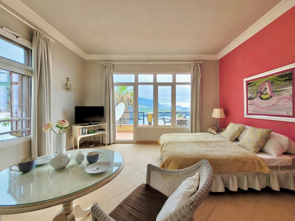 Bed, TV and multimedia, Living room, Photo of the whole room, Seating area, Bedroom, Sea view