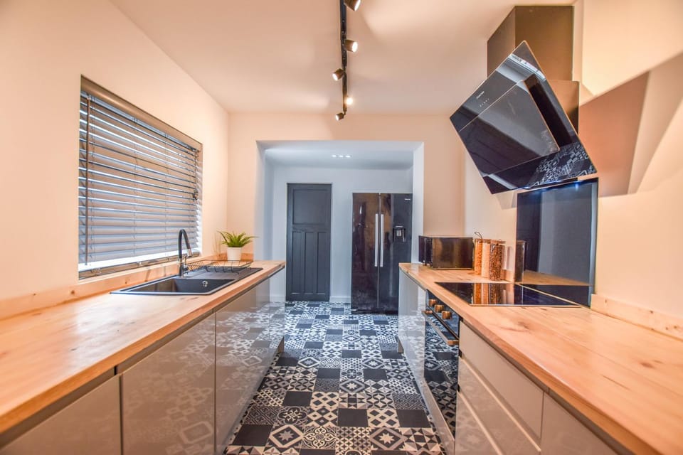 Modernistic 4-bedroom home close to City Centre House in Cardiff