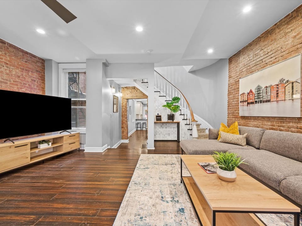 Stylish 4 Bedroom Loft Home, North Shore, City Skyline View Close to NHL, NFL House in Pittsburgh