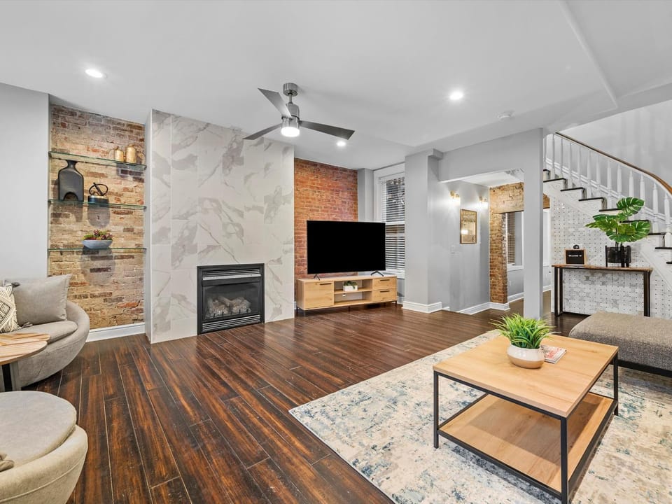 Stylish 4 Bedroom Loft Home, North Shore, City Skyline View Close to NHL, NFL House in Pittsburgh