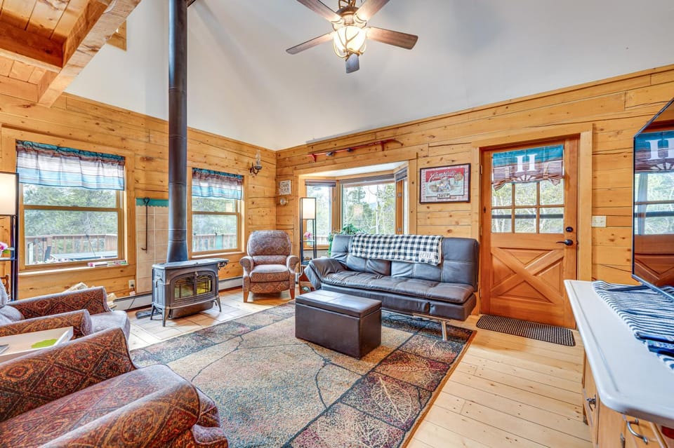 BBQs, Hikes & Fireside Nights: Cabin in Black Hawk Cabin in Colorado