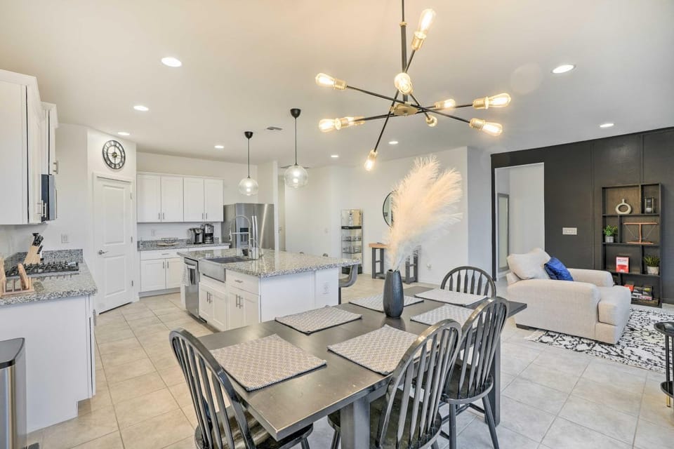 Hot Tub, Putting Green! New-Build Glendale Home House in Glendale