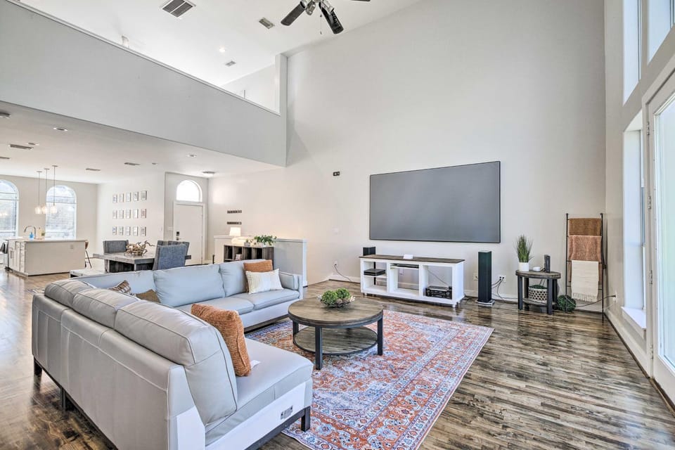 3-Story Houston Townhome: 1 Mi to Minute Maid Park House in Harris County