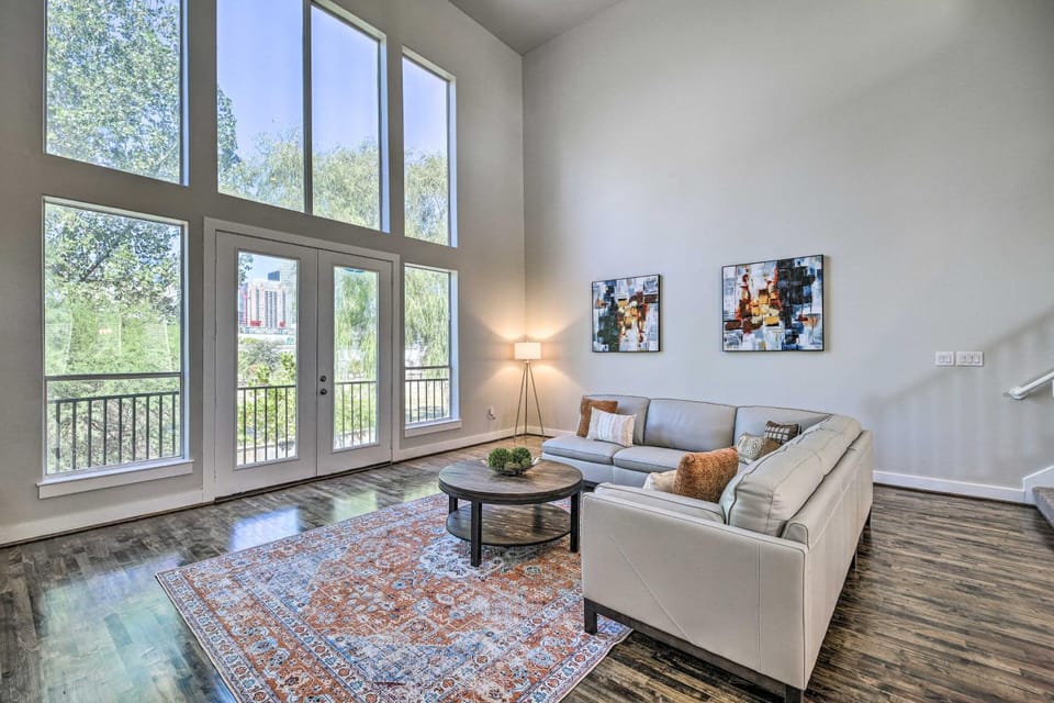 3-Story Houston Townhome: 1 Mi to Minute Maid Park House in Harris County