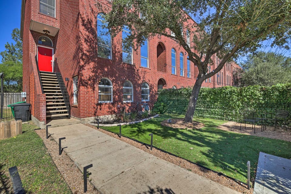 3-Story Houston Townhome: 1 Mi to Minute Maid Park House in Harris County