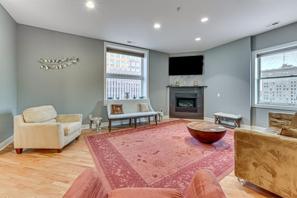 Heart of Dtwn Omaha: Historical Apt w/ Perks Apartment in Omaha