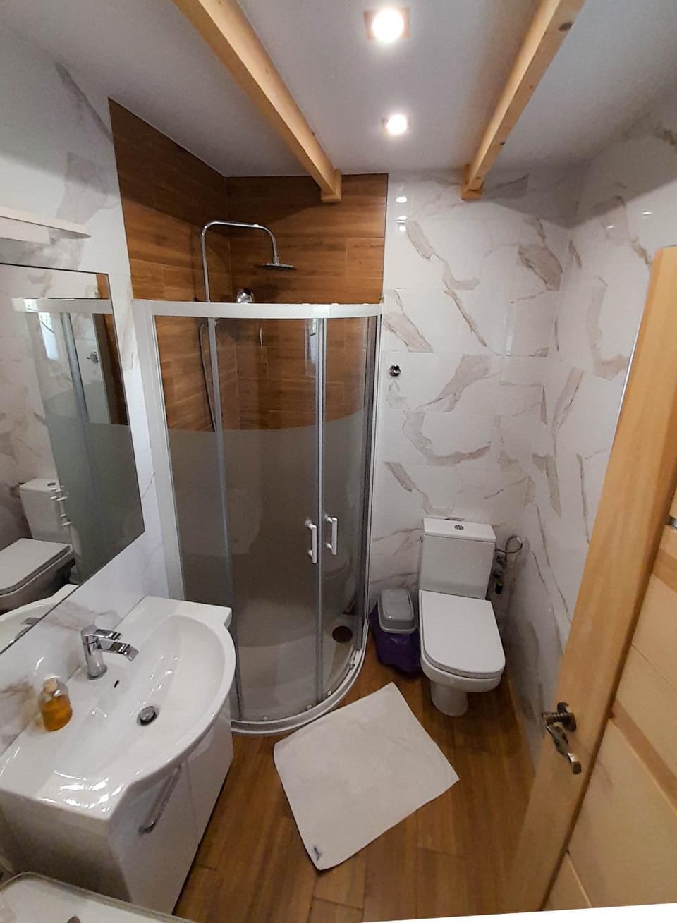 Shower, Toilet, Bathroom, towels