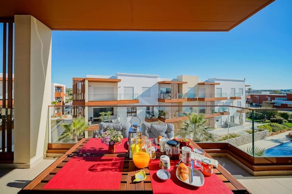 Balcony/Terrace, Dining area, Pool view