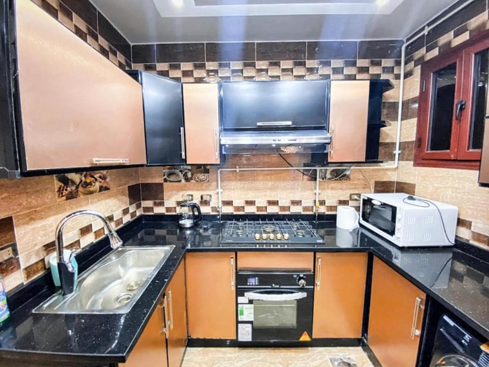 Kitchen or kitchenette, minibar, oven, stove, toaster