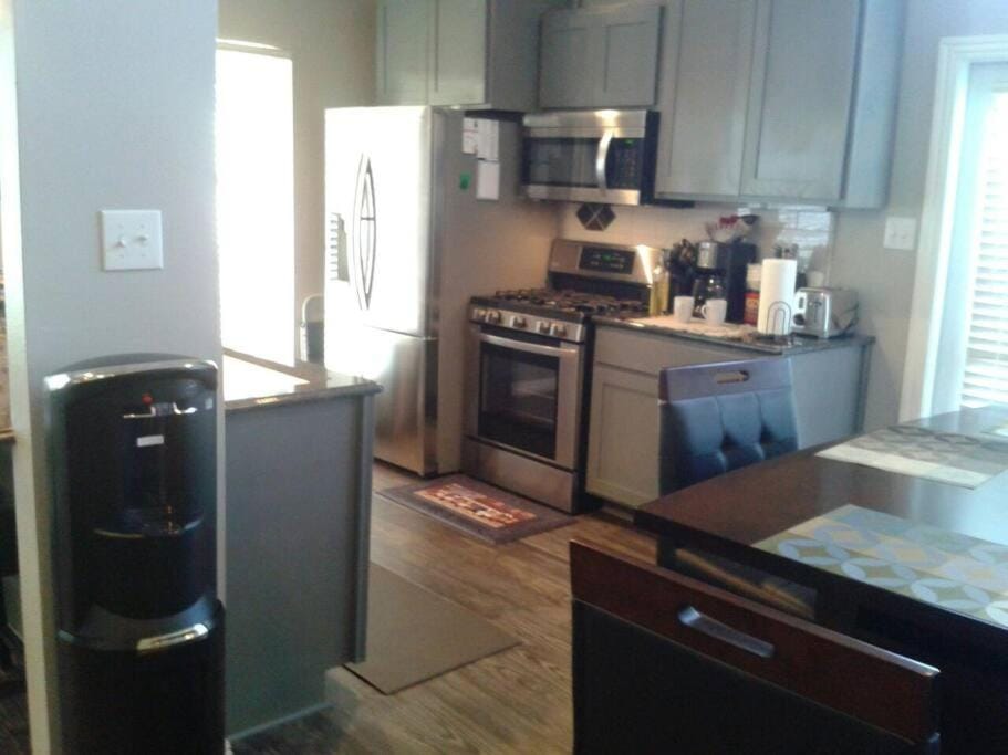 Austin Home with 3 BR, 2 BA 1st Pet Stays for Free House in Austin