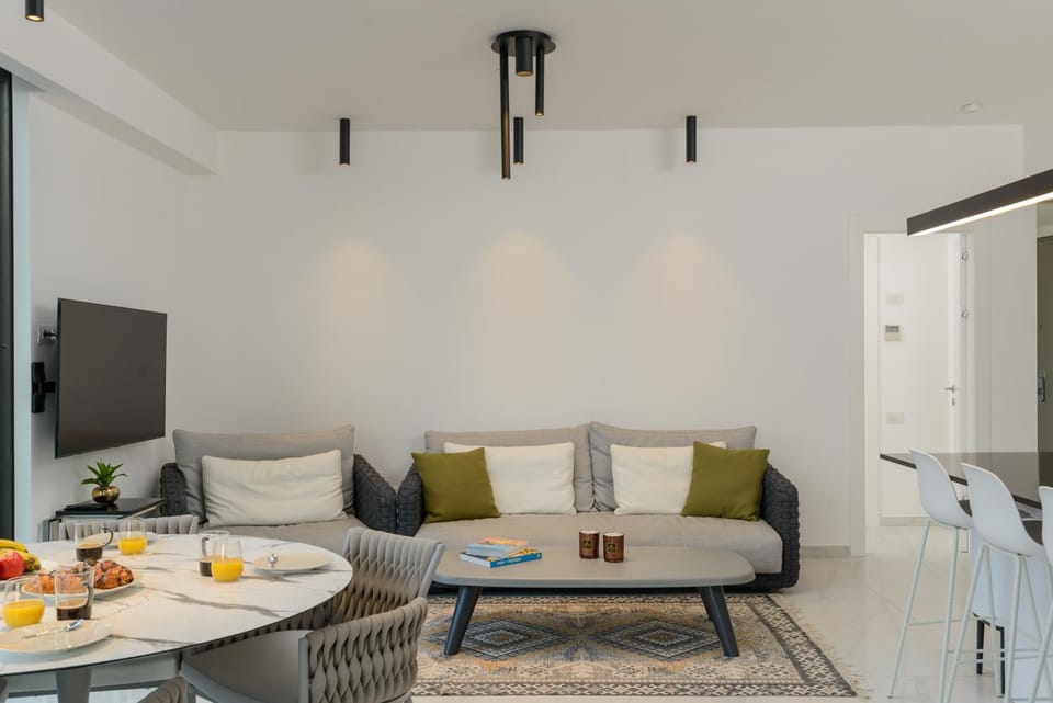 Kitchen or kitchenette, Living room, Seating area, Dining area