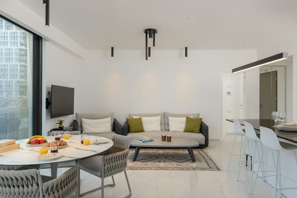 TV and multimedia, Living room, Seating area, Dining area