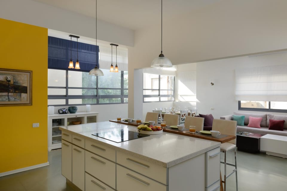 Kitchen or kitchenette, Living room, Seating area, Dining area