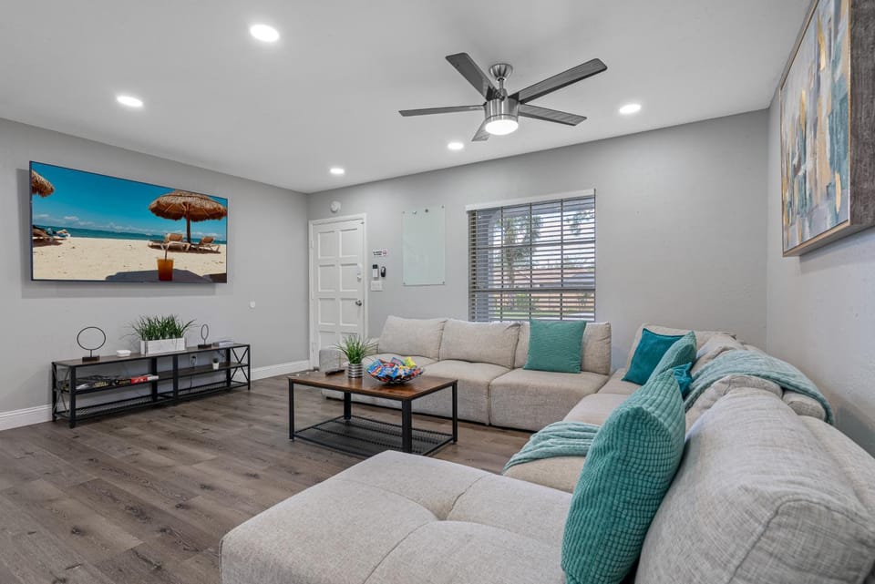Breathtaking & Renovated Tampa Heated Pool House House in Tampa