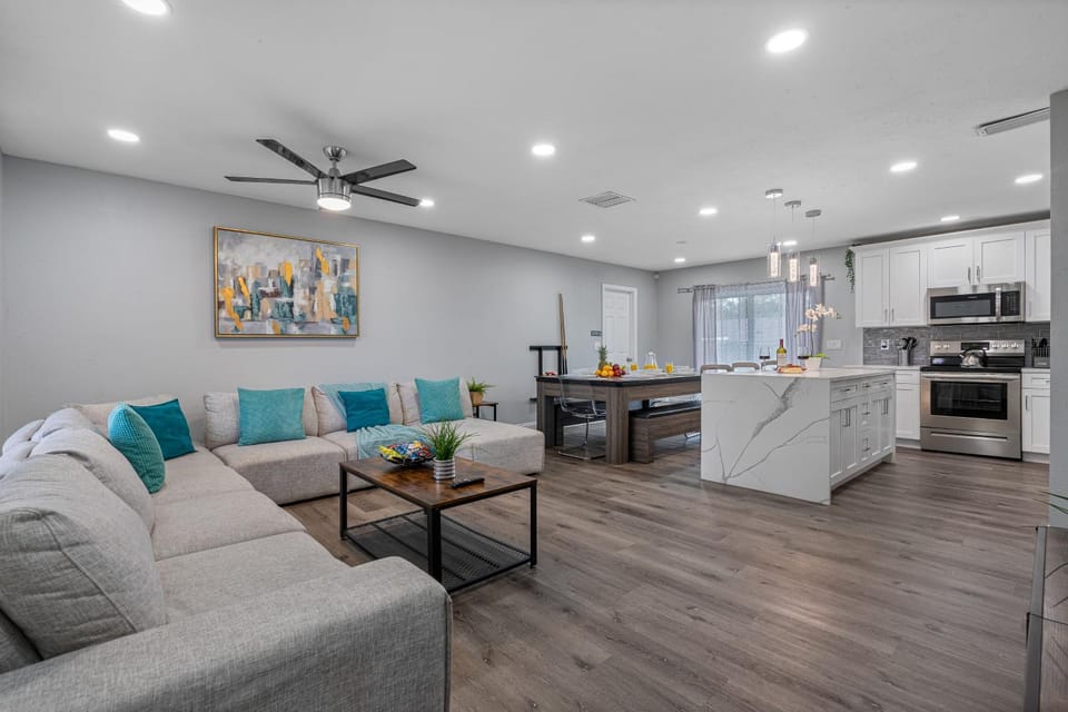 Heated Pool, Sleeps 12, Walk to Parks 15 Min Walk to Adventure Island House in Tampa