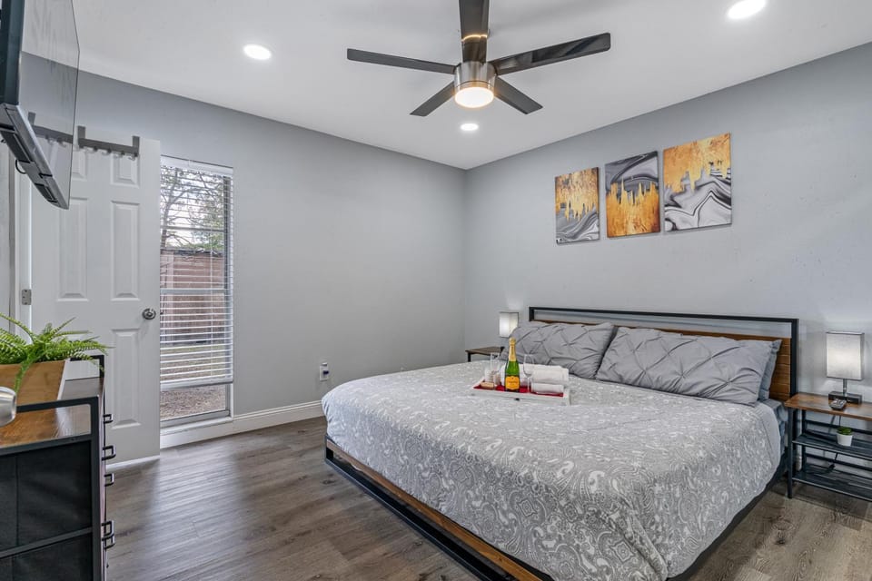 Heated Pool, Sleeps 12, Walk to Parks 15 Min Walk to Adventure Island House in Tampa