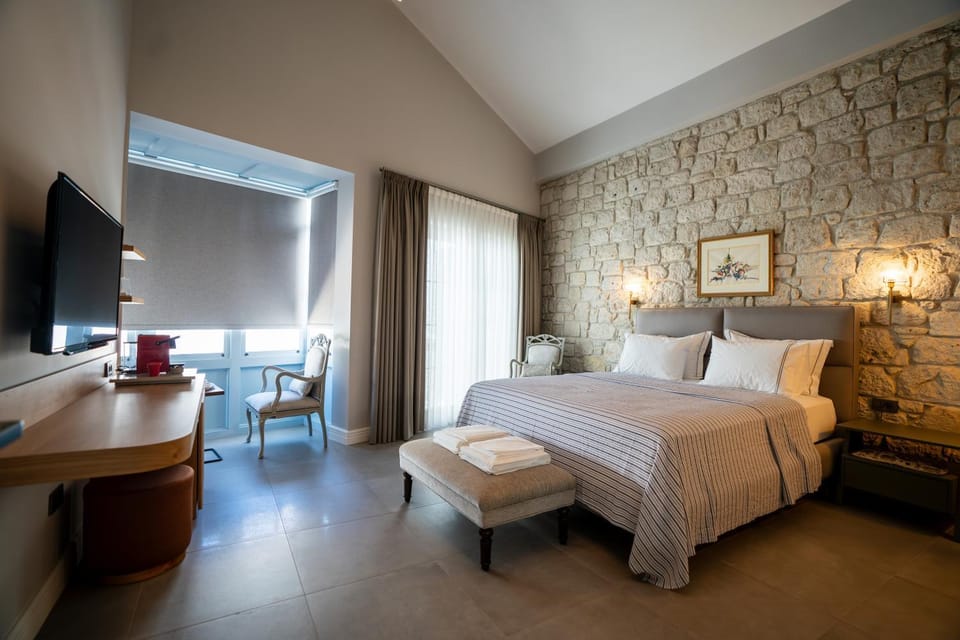 Communal lounge/ TV room, Bed, Living room, Bedroom, hair dresser