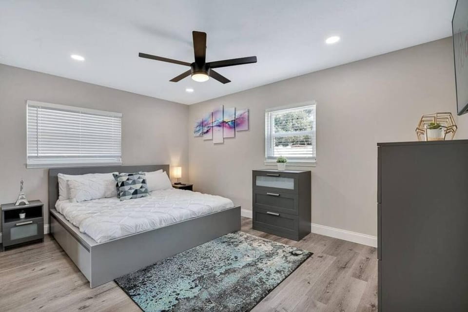 Heated Pool & Game Room, Sleeps 14 10 Min to Tampa Airport & Stadium House in Town N Country