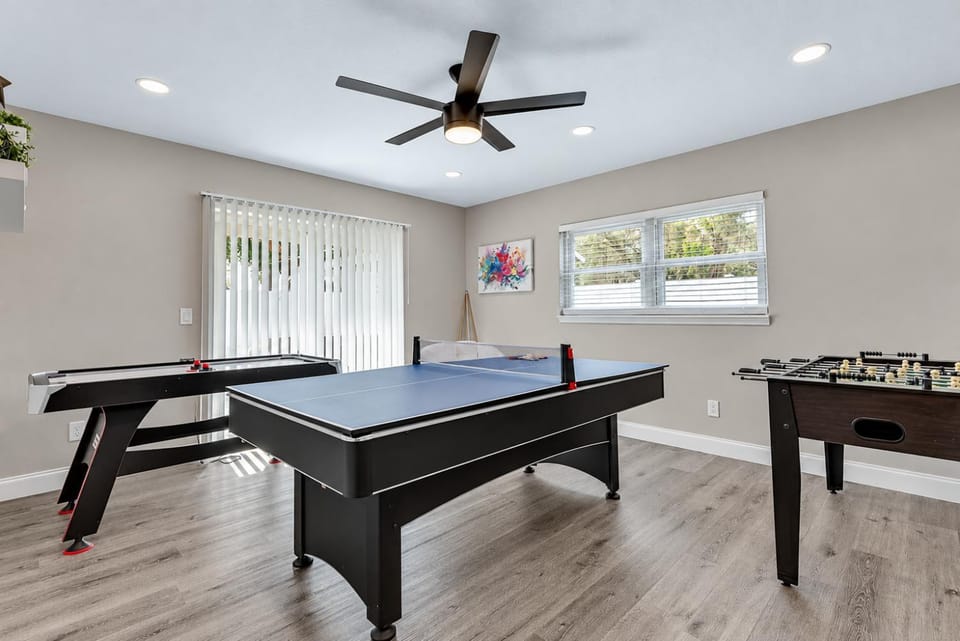 Heated Pool & Game Room, Sleeps 14 10 Min to Tampa Airport & Stadium House in Town N Country