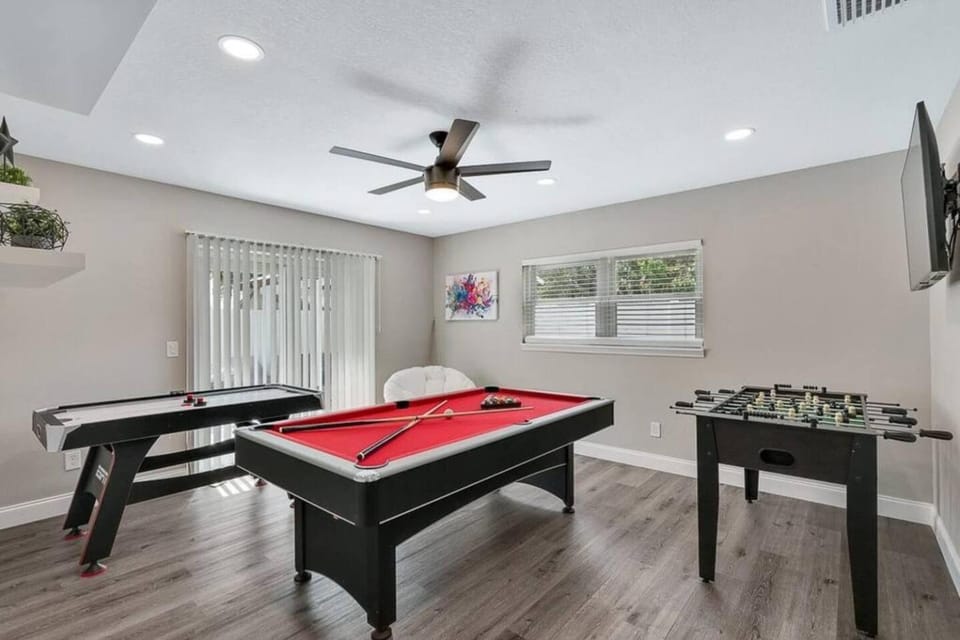 Heated Pool & Game Room, Sleeps 14 10 Min to Tampa Airport & Stadium House in Town N Country