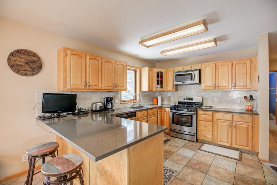 Blue River Escape Home: Peaceful, On River House in Blue River