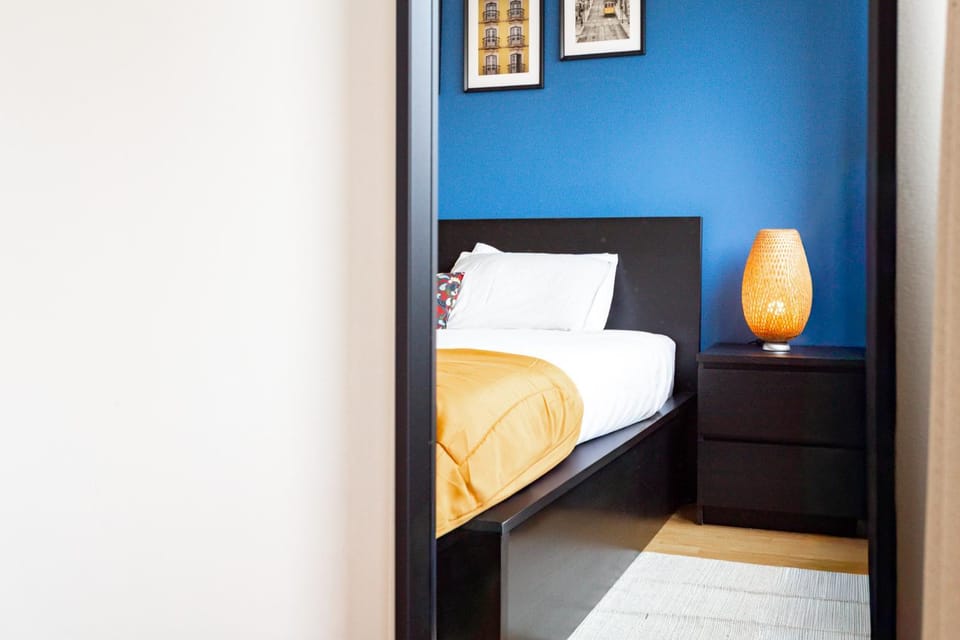 Photo of the whole room, Bedroom