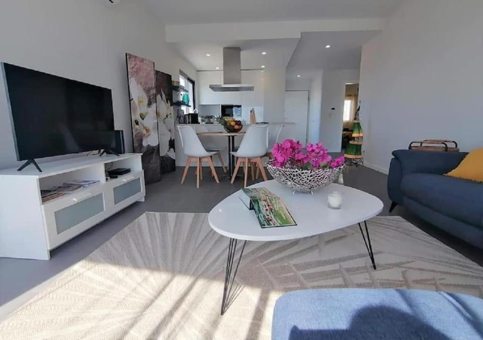 Communal lounge/ TV room, Kitchen or kitchenette, Living room, Seating area, kitchen