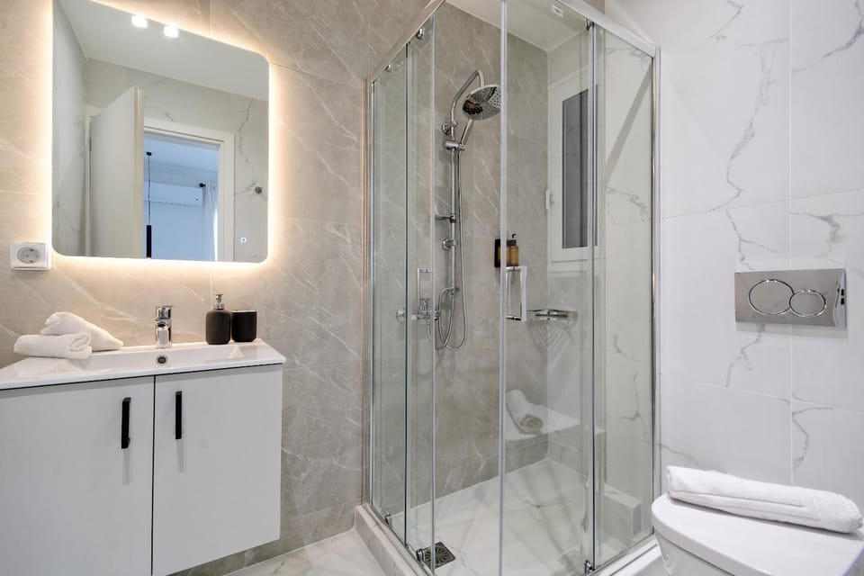 Shower, Toilet, Bathroom, towels