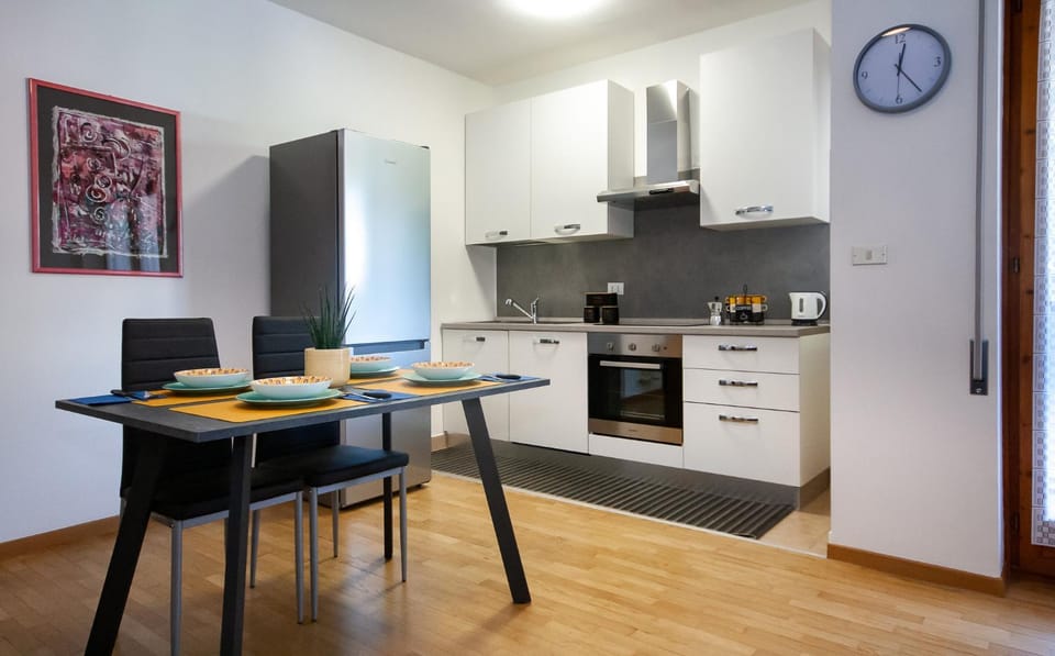 Coffee/tea facilities, Kitchen or kitchenette, Dining area, Inner courtyard view, Parking, dishwasher, internet, locker, pet friendly, stove, kitchen, elevator