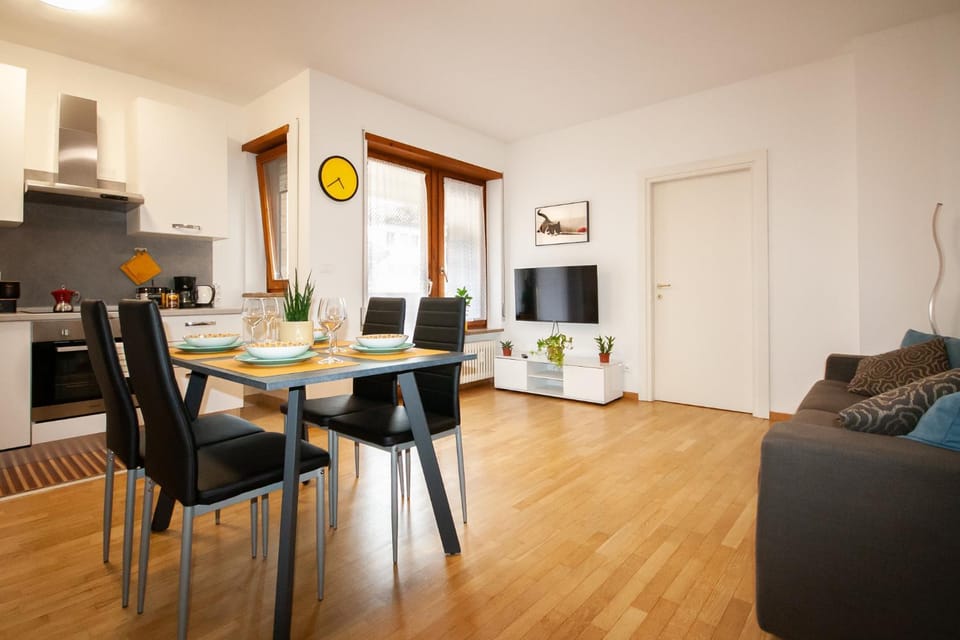 Bed, TV and multimedia, View (from property/room), Balcony/Terrace, Kitchen or kitchenette, Living room, Seating area, Dining area, Garden view, Mountain view, Lunch, Inner courtyard view, Parking, dishwasher, internet, locker, pet friendly, kitchen, elevator