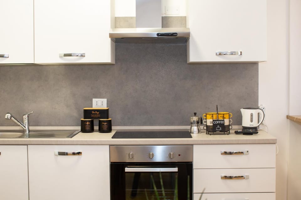 Coffee/tea facilities, Kitchen or kitchenette, Seating area, Dining area, Inner courtyard view, Parking, dishwasher, internet, locker, pet friendly, stove, kitchen, elevator