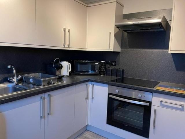 Coffee/tea facilities, Kitchen or kitchenette, dishwasher, stove, toaster