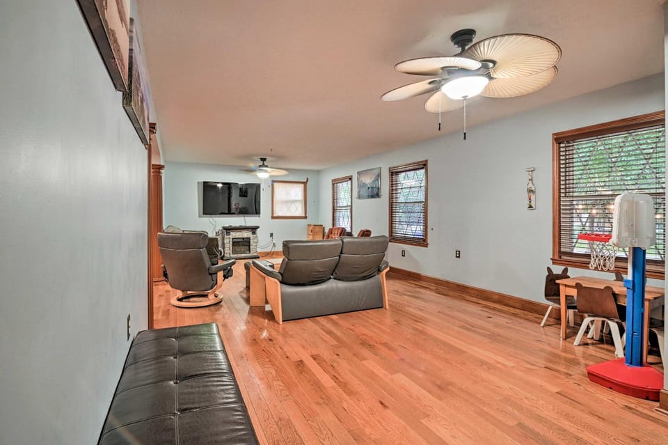 Spacious Home Walk to Beach and Entertainment! House in Surfside Beach