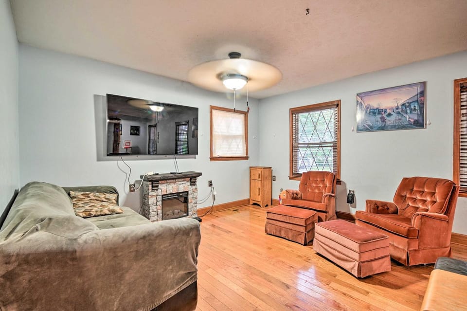 Spacious Home Walk to Beach and Entertainment! House in Surfside Beach