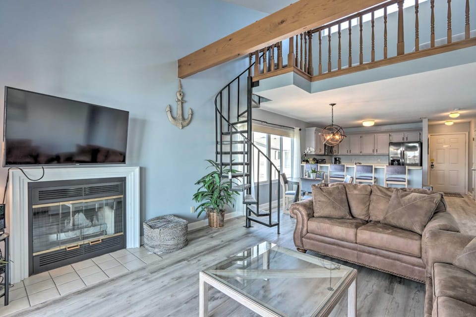 Lakefront Retreat: Prime Osage Beach Location! House in Osage Beach