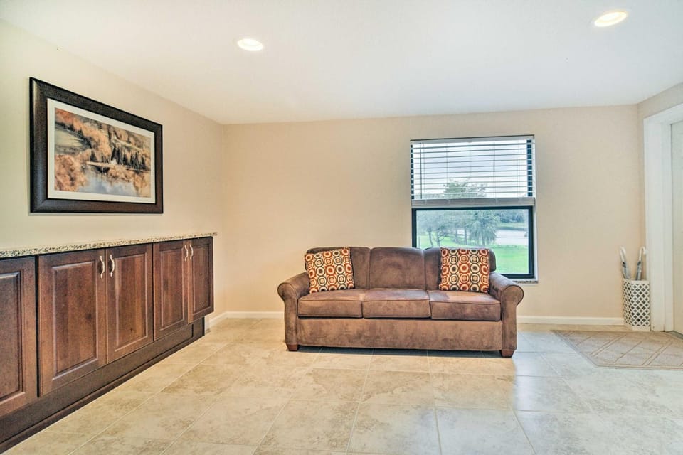 On-Site Pond: Sleek Largo Studio < 7 Mi to Beach! Apartment in Seminole