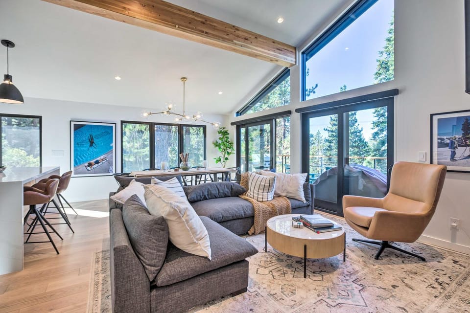 Lake View & Hot Tub – Walk to Speedboat Beach! 4BR House in Kings Beach