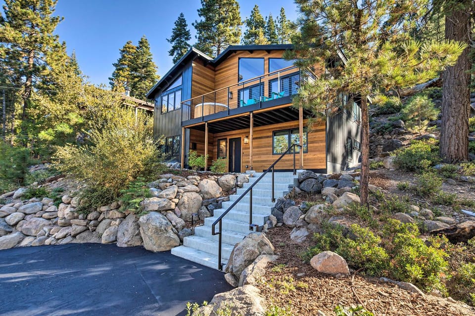 Lake View & Hot Tub – Walk to Speedboat Beach! 4BR House in Kings Beach