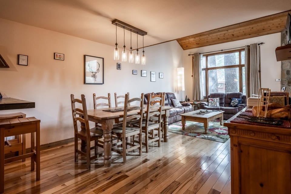 Updated 2 Bedroom and Loft 2 Full Bathroom Woodlands #51Just Steps to Shuttle Close to Golf Course House in Mammoth Lakes