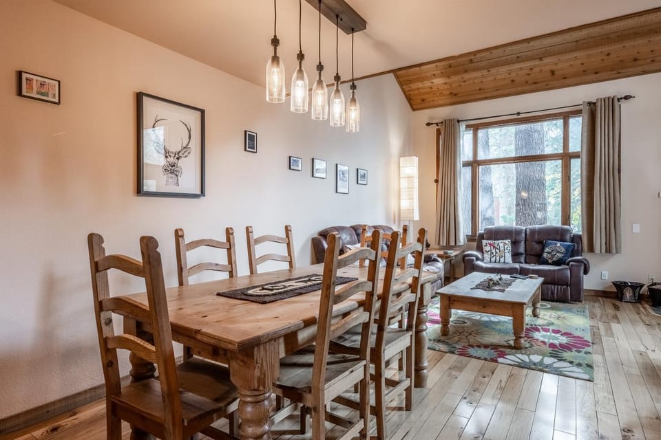 Updated 2 Bedroom and Loft 2 Full Bathroom Woodlands #51Just Steps to Shuttle Close to Golf Course House in Mammoth Lakes