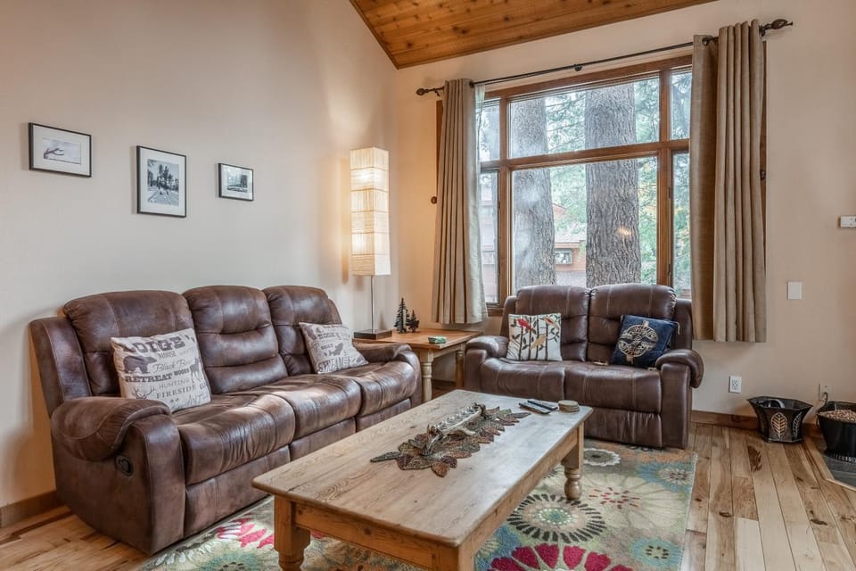 Updated 2 Bedroom and Loft 2 Full Bathroom Woodlands #51Just Steps to Shuttle Close to Golf Course House in Mammoth Lakes