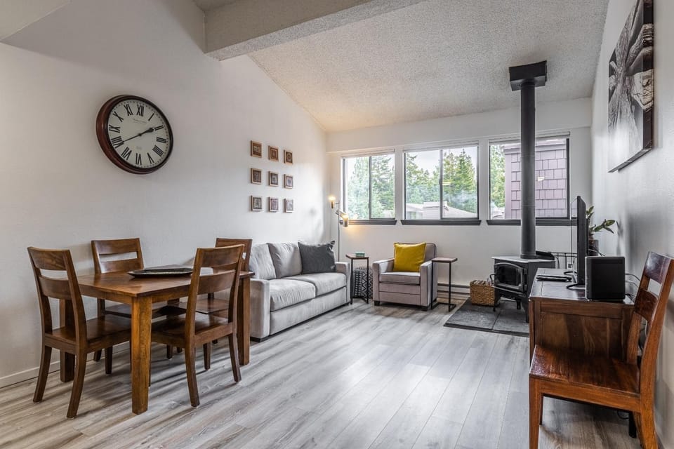 Summit #256 - Top Floor Summit 1 Bedrm 1 Bathrm Condo Just steps too Little Eagle Lodge Sleeps 4 Apartment in Mammoth Lakes