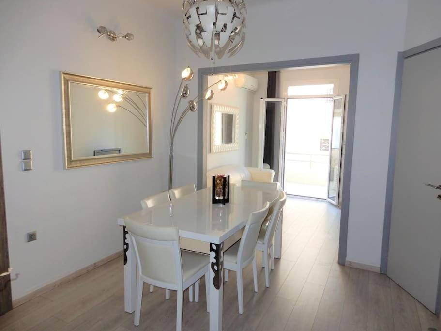 A-07! 2' walk 2 Acropolis Museum! 2BR-Sunny terrace! Extra fees for 2nd room Apartment in Athens