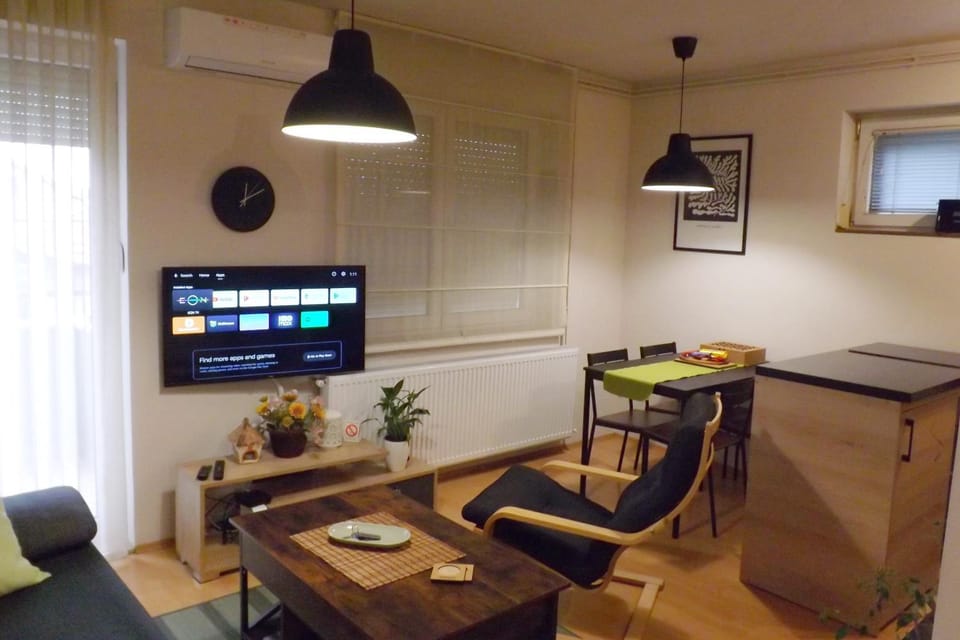 TV and multimedia, Kitchen or kitchenette, Living room, Seating area, Dining area, air conditioner