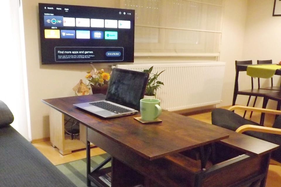 TV and multimedia, Living room, Seating area, Dining area