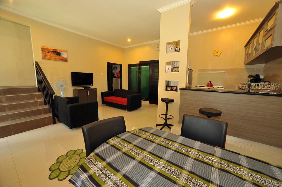 TV and multimedia, Kitchen or kitchenette, Living room, Photo of the whole room, Seating area, Dining area, Breakfast, stove