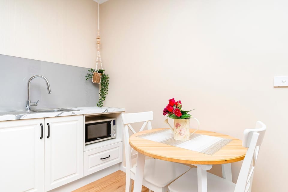 Central guest studio with secure parking! Bed and Breakfast in North Wagga Wagga