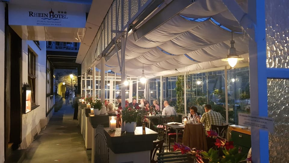 Restaurant/places to eat, Seating area