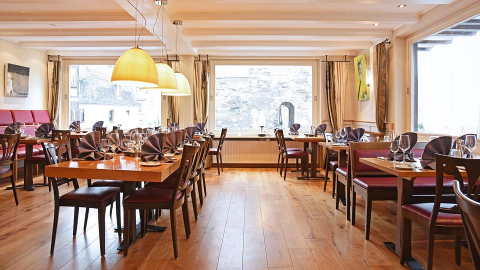Restaurant/places to eat, Banquet/Function facilities